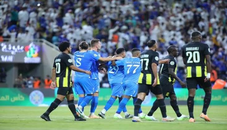 حارس الهلال يورط نفسه مع جماهير الاتحاد بصورة مثيرة.. والرد في كأس الملك