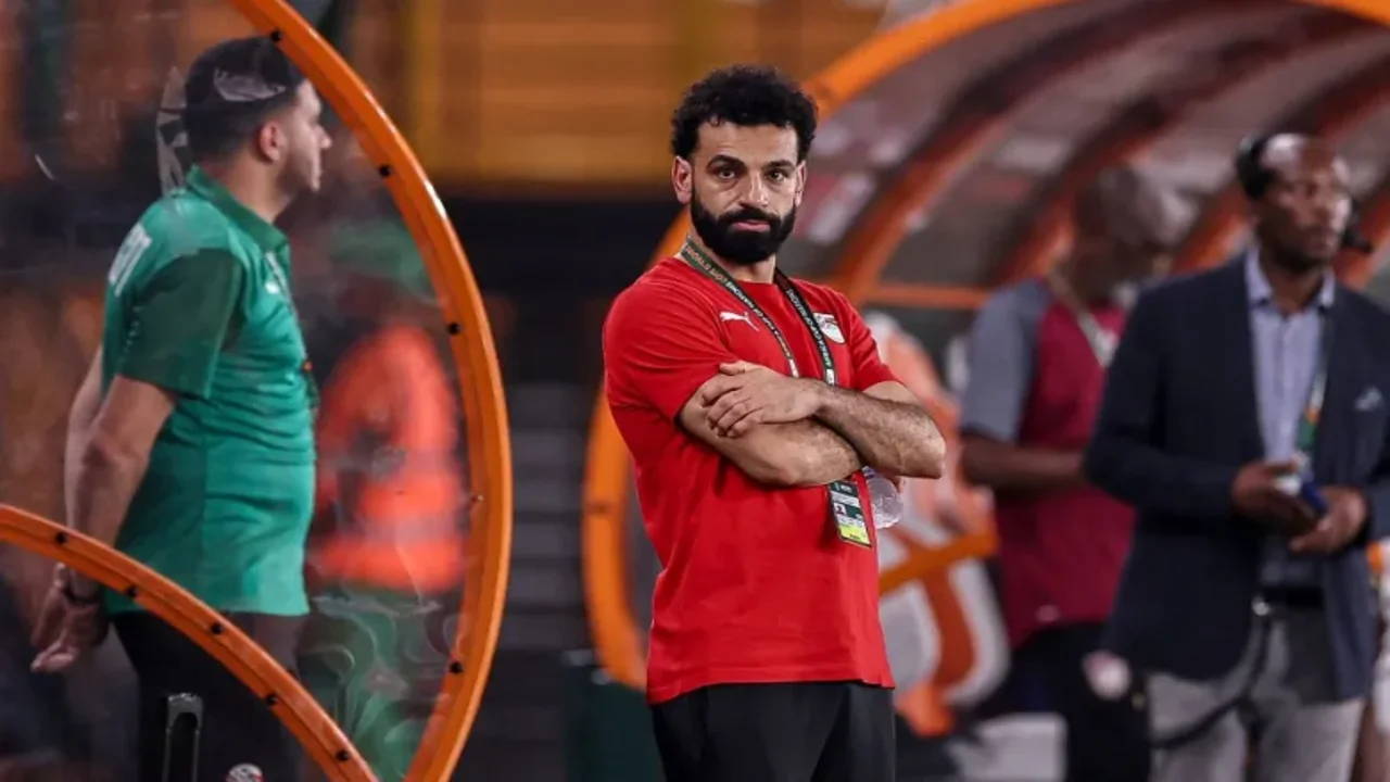 بعد تعرضه لأزمة قلبية مفاجئة.. محمد صلاح يتدخل لعلاج أحمد رفعت بإنجلترا