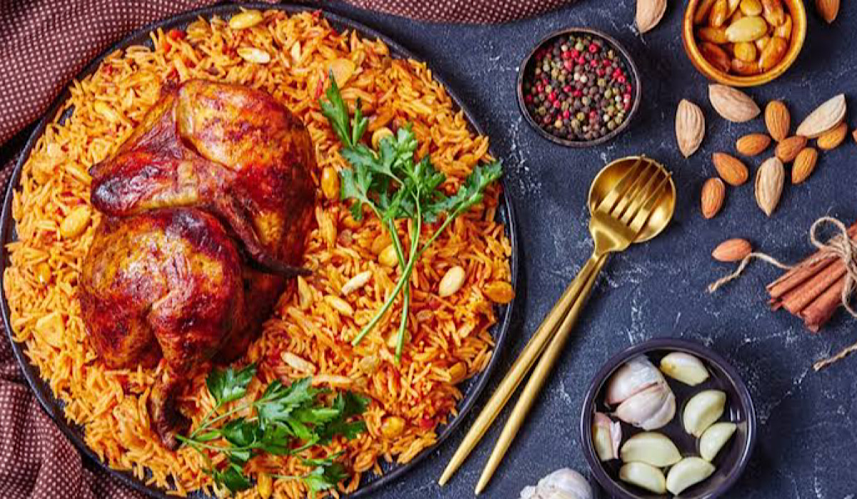 هياكلوا صوابعهم وراه.. طريقة عمل الأرز البخاري بالدجاج من المطبخ السعودي