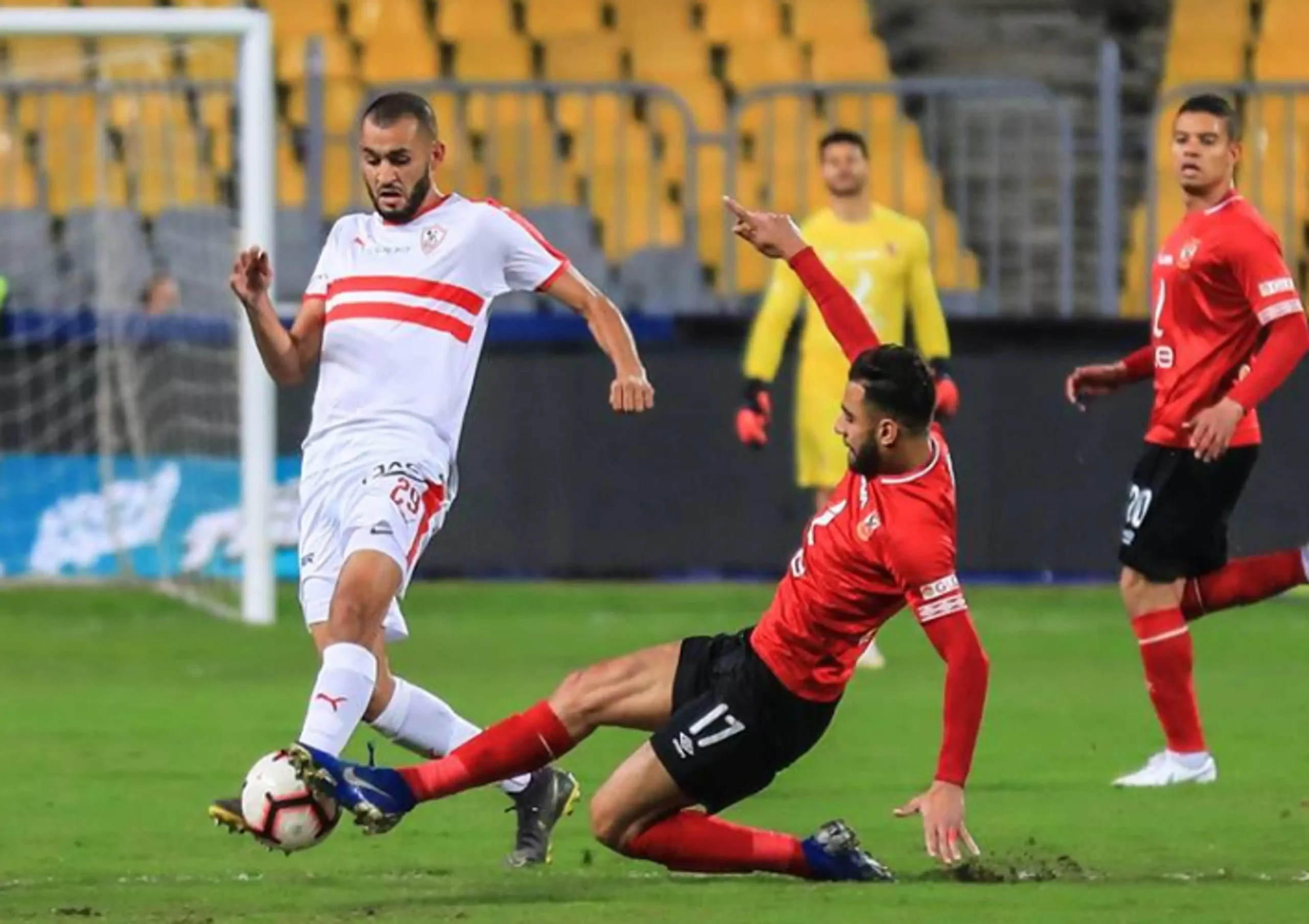 طلب خالد بوطيب لحل أزمة منع الزمالك من القيد وديًا.. وهذا رد حسين لبيب