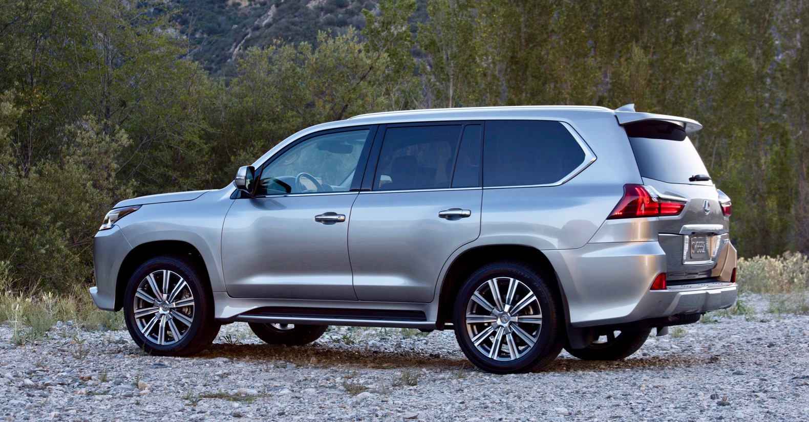 مواصفات سيارة lexus lx 202 وكم يبلغ سعرها في الأسواق؟