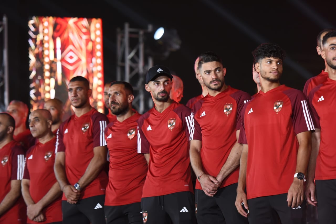 نجم الأهلي ومنتخب مصر السابق يُثير الجدل بالتعليق على أجسام لاعبي القلعة الحمراء