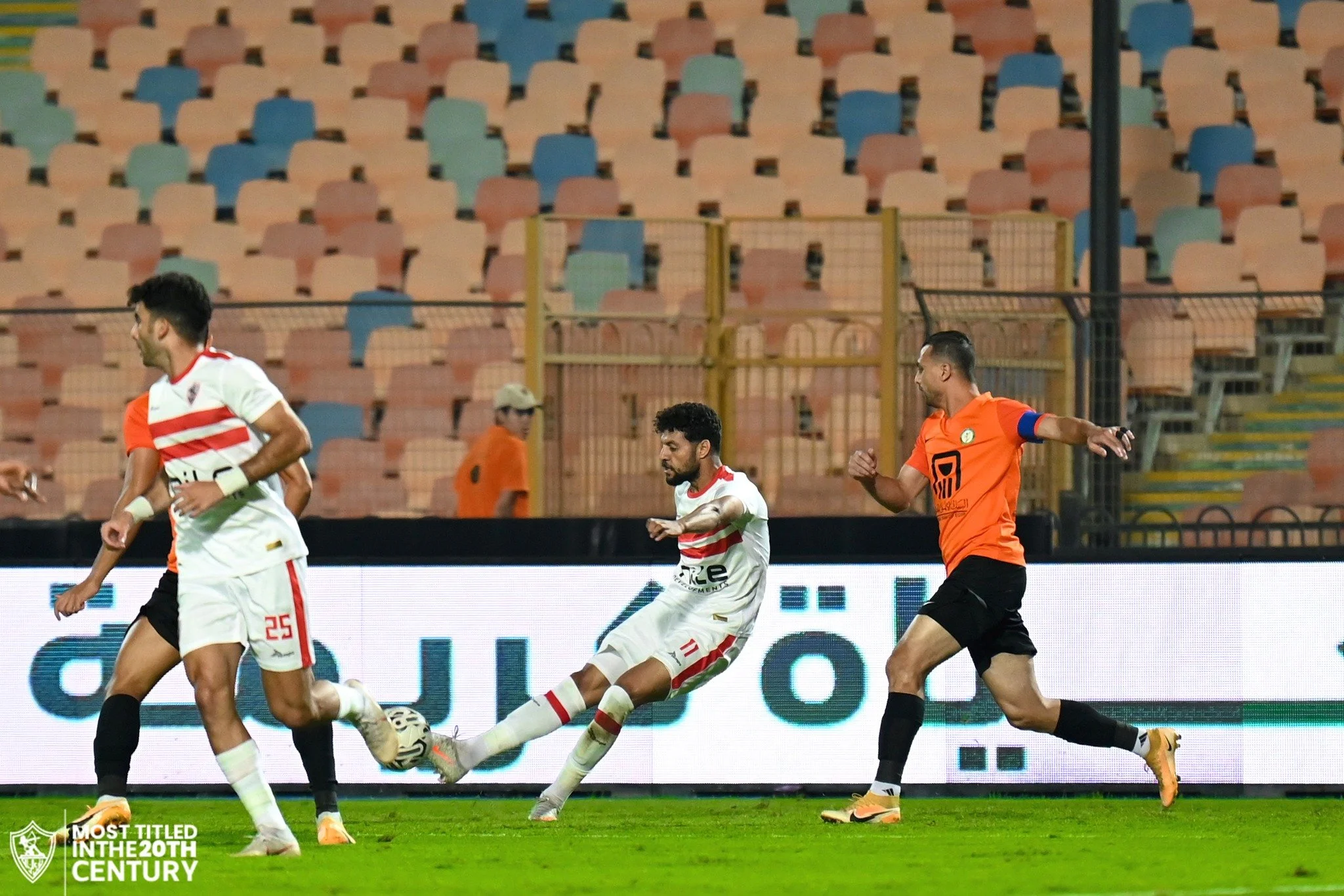 مصطفى الزناري يُغادر مباراة الزمالك والبنك الأهلي مصابًا