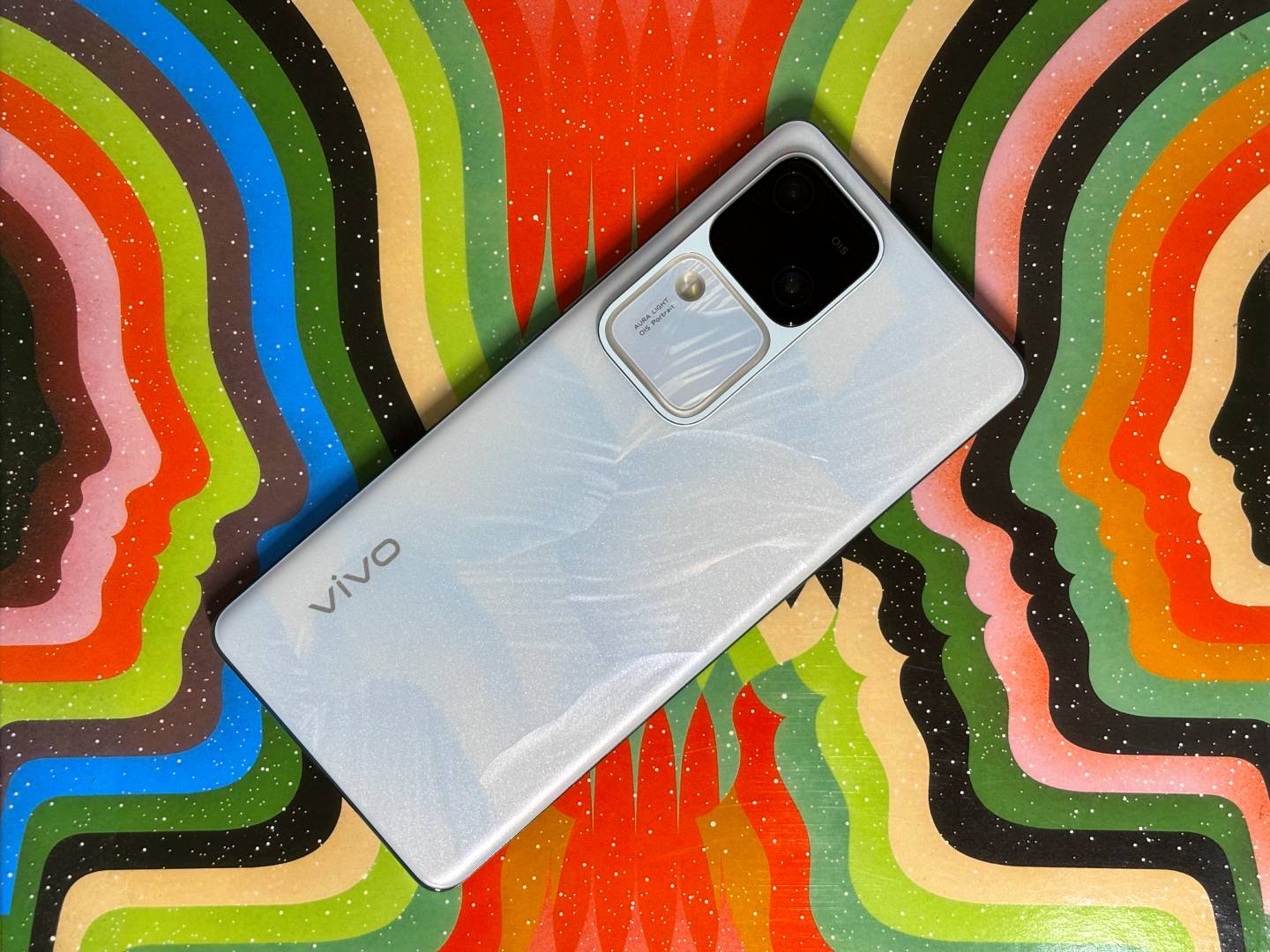 لماذا هاتف فيفو Vivo V30 الجديد أفضل موبايل فئة متوسطة متكامل تبحث عنه؟