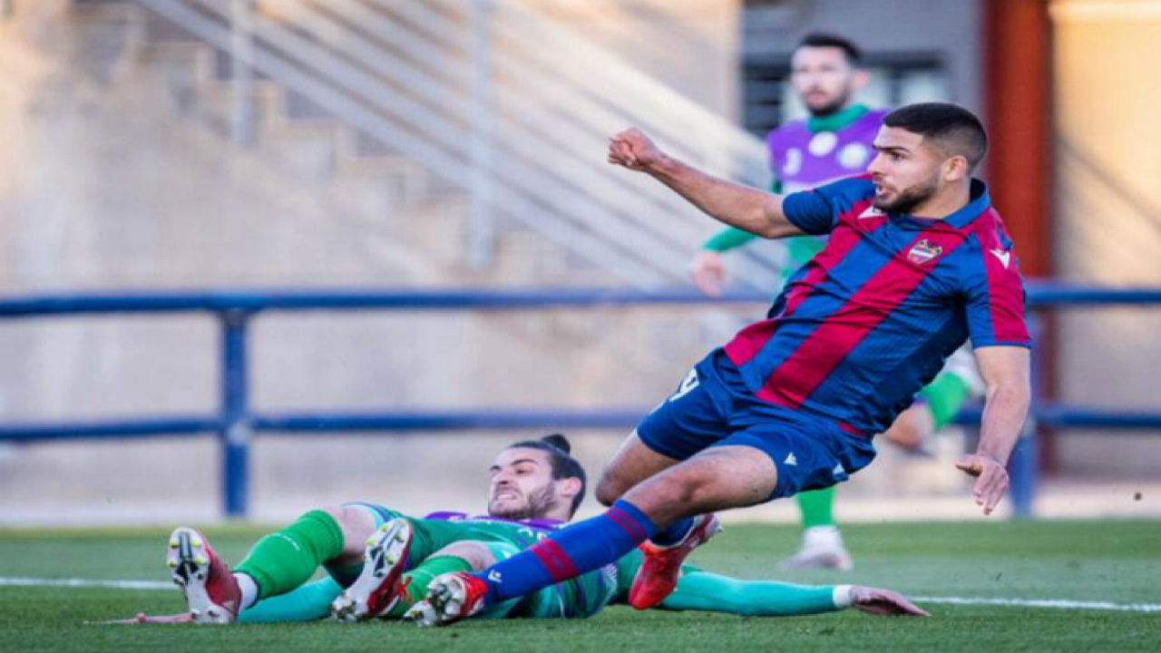 صفقة الزمالك الجديدة تصل منذ قليل .. عمر فرج يصل للقاهرة للإنضمام لمعسكر إعداد الزمالك