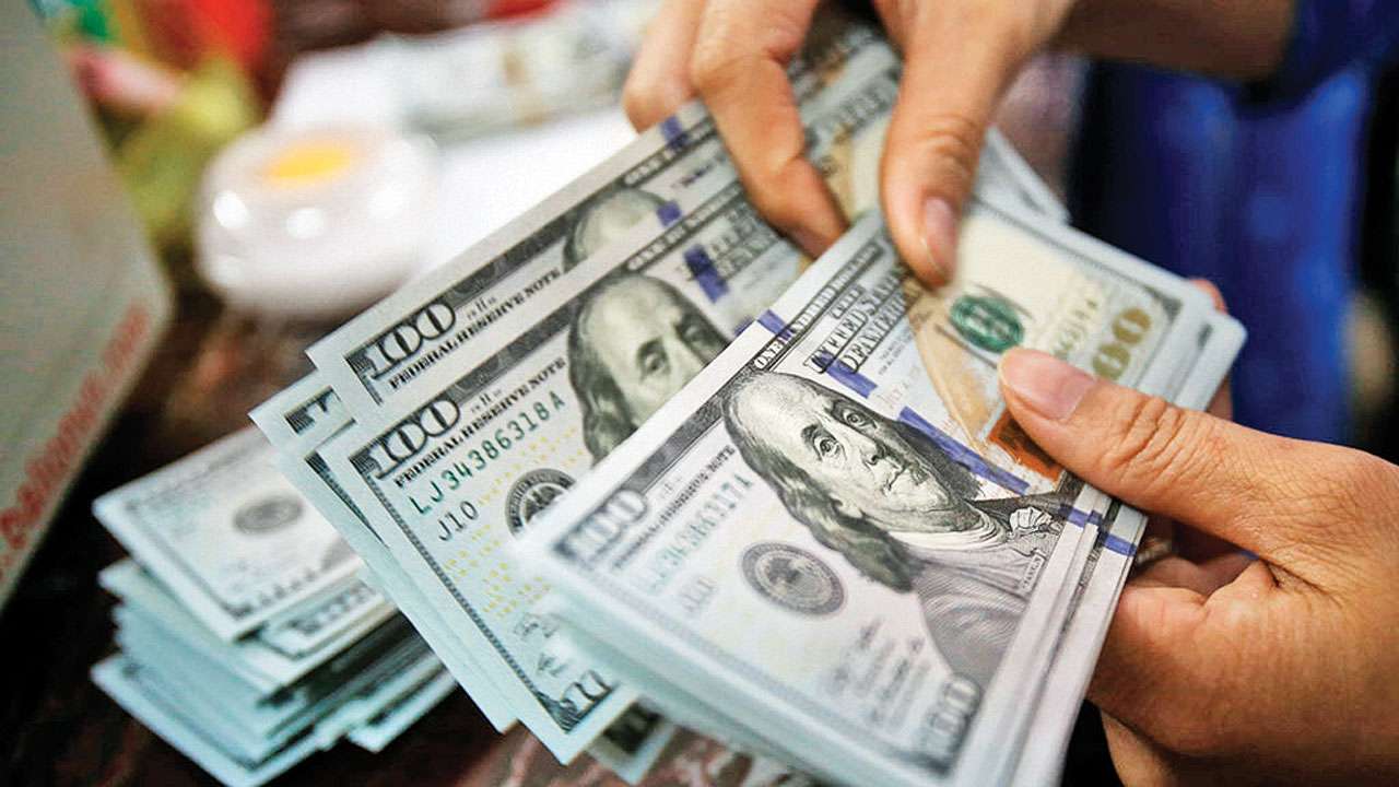 العملة الأمريكي تواصل الانهيار.. سعر الدولار اليوم مقابل الجنيه في البنوك والصرافة